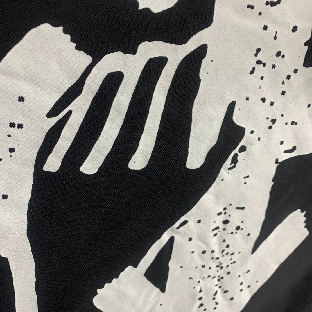 Top tested version 23SSOFF WHITE OW holding earth arrow in hand holding arrow on back pure cotton loose loose short-sleeved T-shirt for male and female couple stars. The printing on the back and chest adopts high-coverage screen printing technology, and the glue is imported. The scraped printing is smooth and delicate. The front sub-print adopts cracked anti-counterfeiting identification details, and the breaking points are 100% aligned! The fabric is made of 420g double yarn terry plain cotton fabric, which has a smooth skin feel. Size: XS-L Color: Black P:410